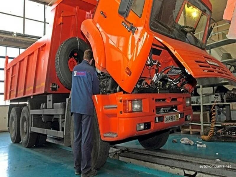 КАМАЗ 5320 слесарь. КАМАЗ 65115 красный ДСПМК. Слесарь Моторист двигателей КАМАЗ. Техническое обслуживание грузовых автомобилей.