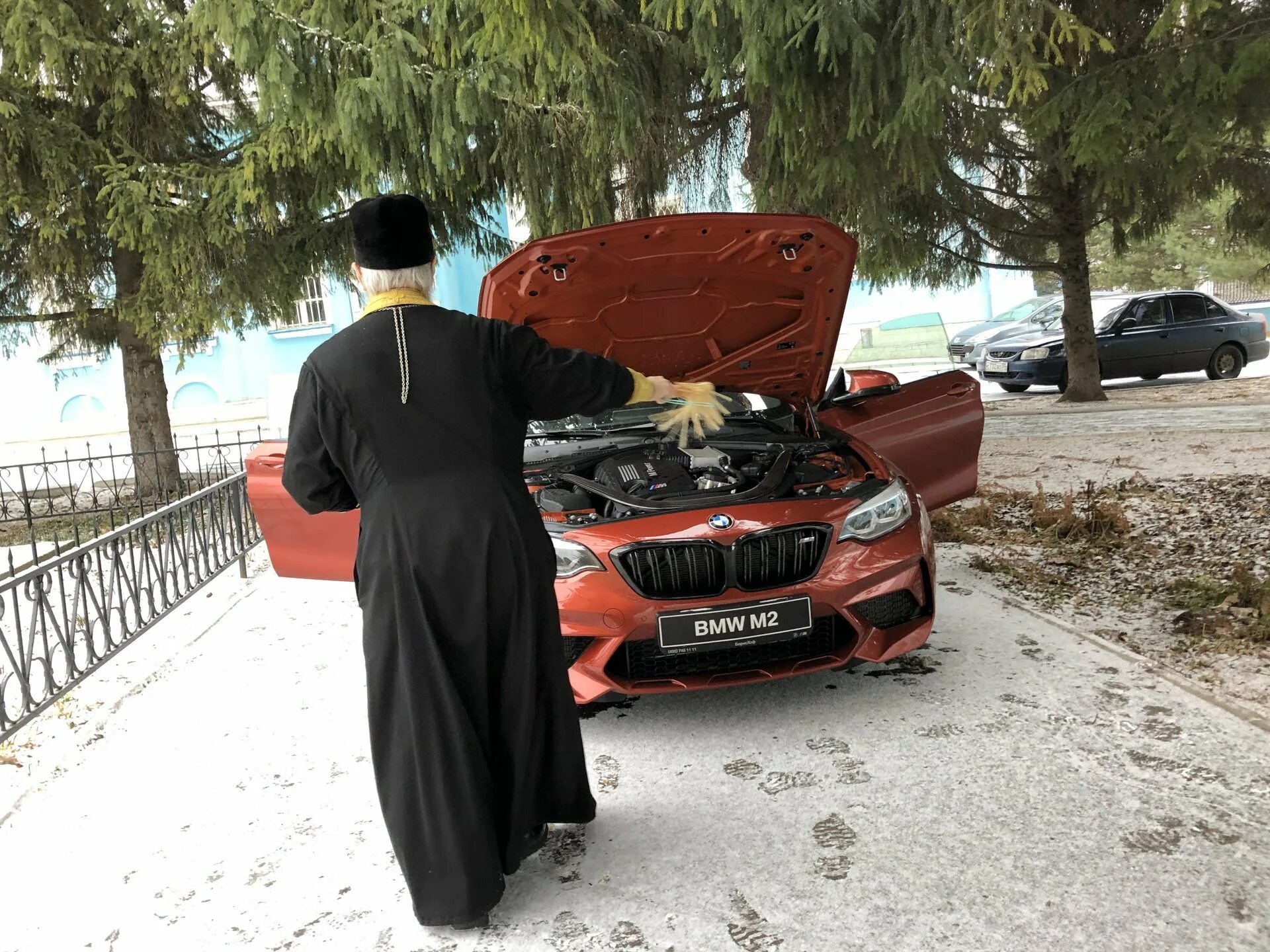 Можно ли освятить машину. Освящение машины. освятить авто. освящение машины бмв. окропить машину.