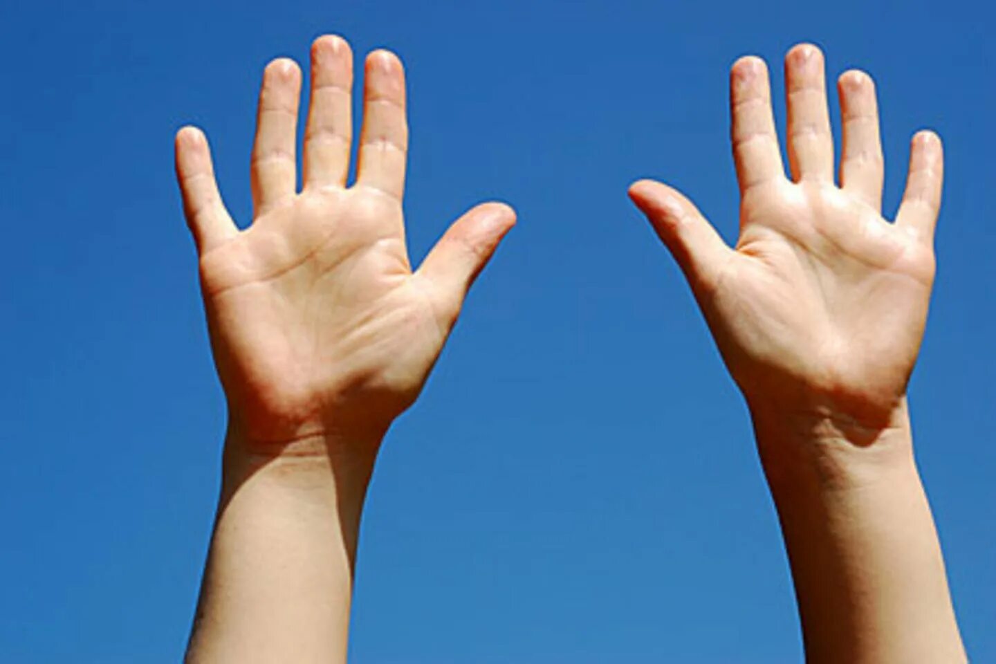 Игра рукой в футболе. Рука не считается. Почему в исламе левая рука считается «нeчиcтoй». Указательный безымянный. Игра рукой в футболе правила.