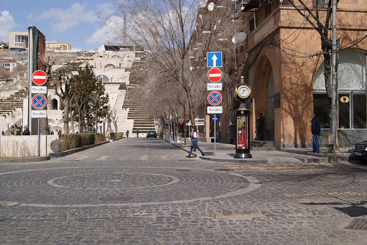 Улочки еревана. Street armenia. Улица налбандян ереван. Армения ереван улицы. Еревана улица абовяна 2024.