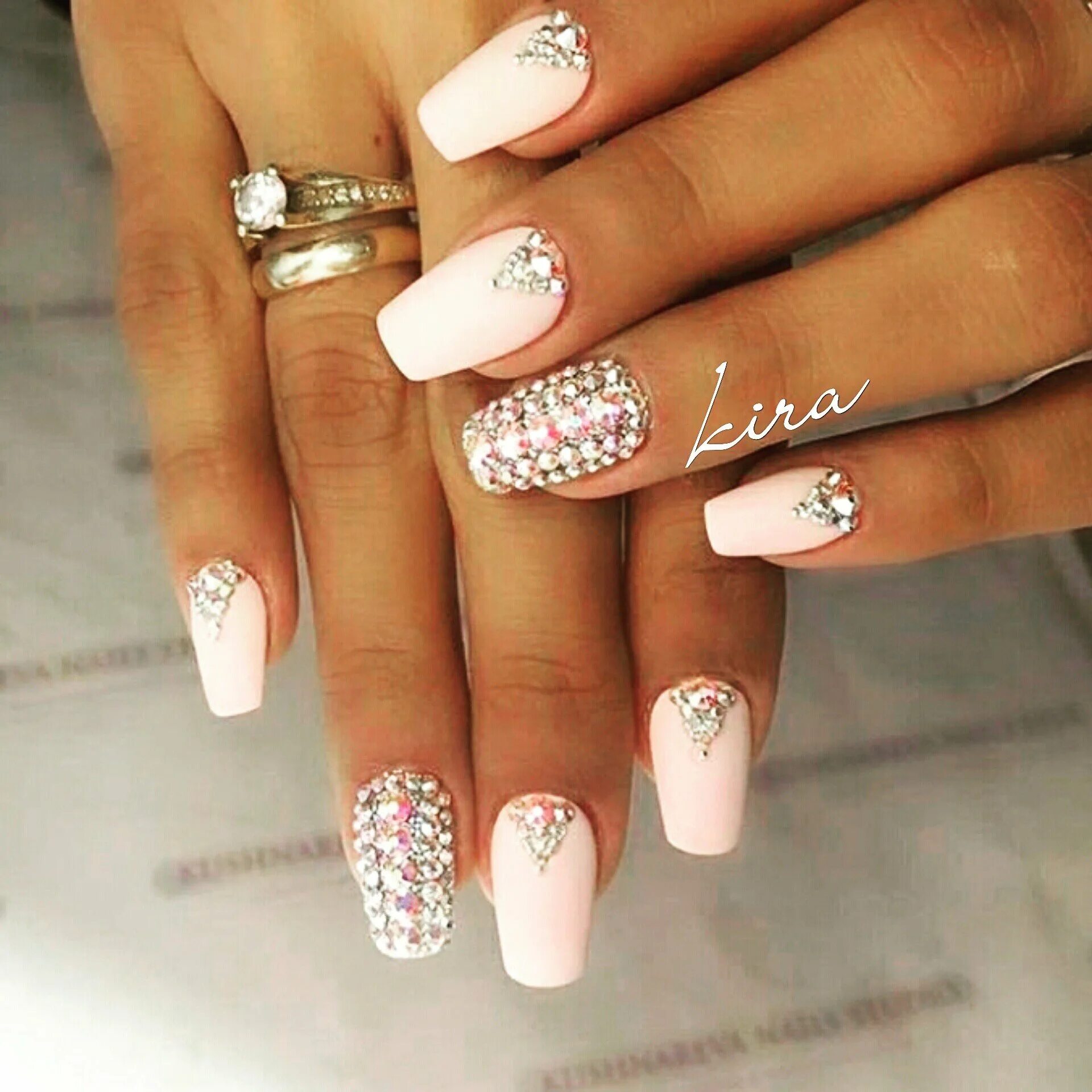 Роскошный маникюр. Розовый со стразами со стразами. Розовый со стразами со стразами. Ногти розовые с блестками. Красивые ногти со стразами.