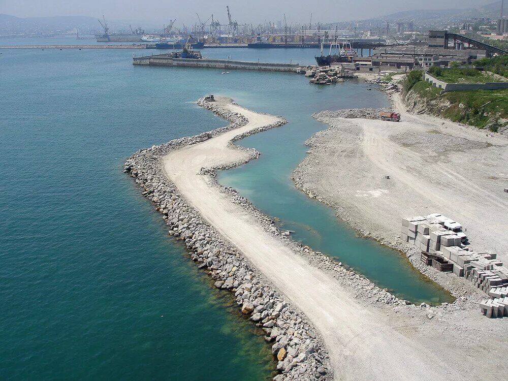 Судно виктория акрос. Промышленное рыболовство. Форпост работа в море. Форпост работа в море. Портовый город за владивостоком.