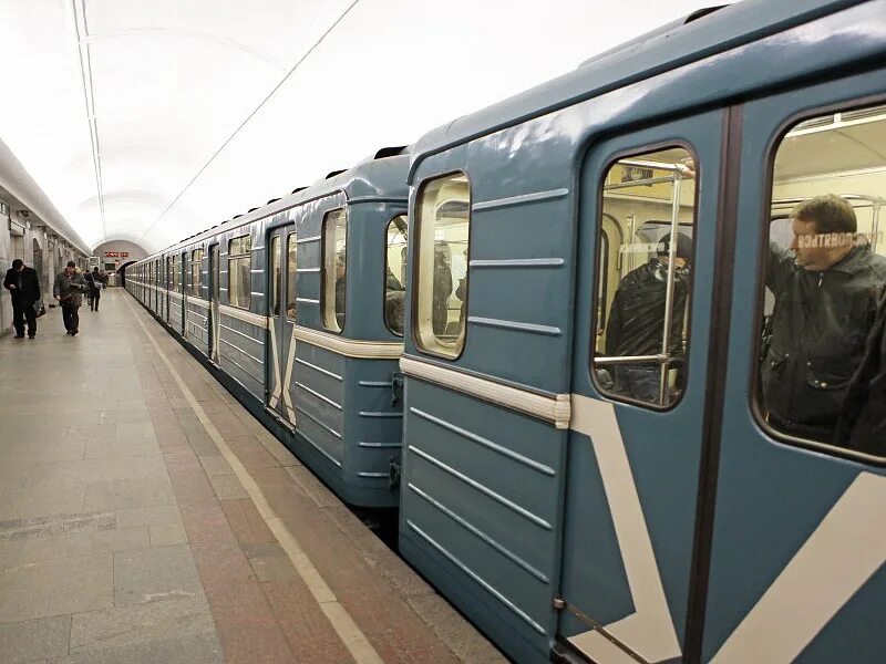 Вагон метро в поле. Антивандальные сиденья в метро. антивандальный вагон. поезд митро. вагоны метро каховка.