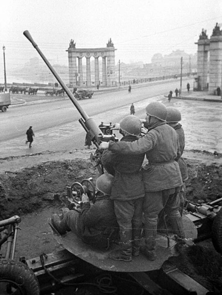 Москва военное время. Оборона Москвы 1941. Зенитные орудия битва за Москву 1941г. Зенитки в Москве 1941.