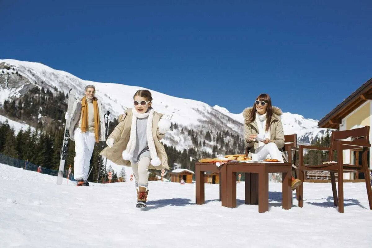 Куда полететь зимой 2025. Club med франция горные лыжи. club med альпы. семья в альпах. прогулка в горах зимой.