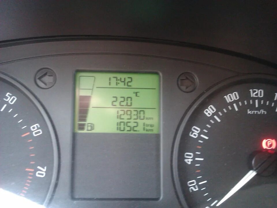 4 шкала топлива. Горит лампочка шкода фабия 2. Skoda fabia 2 температура двигателя. 4. Шкода фабия 2 температура двигателя.