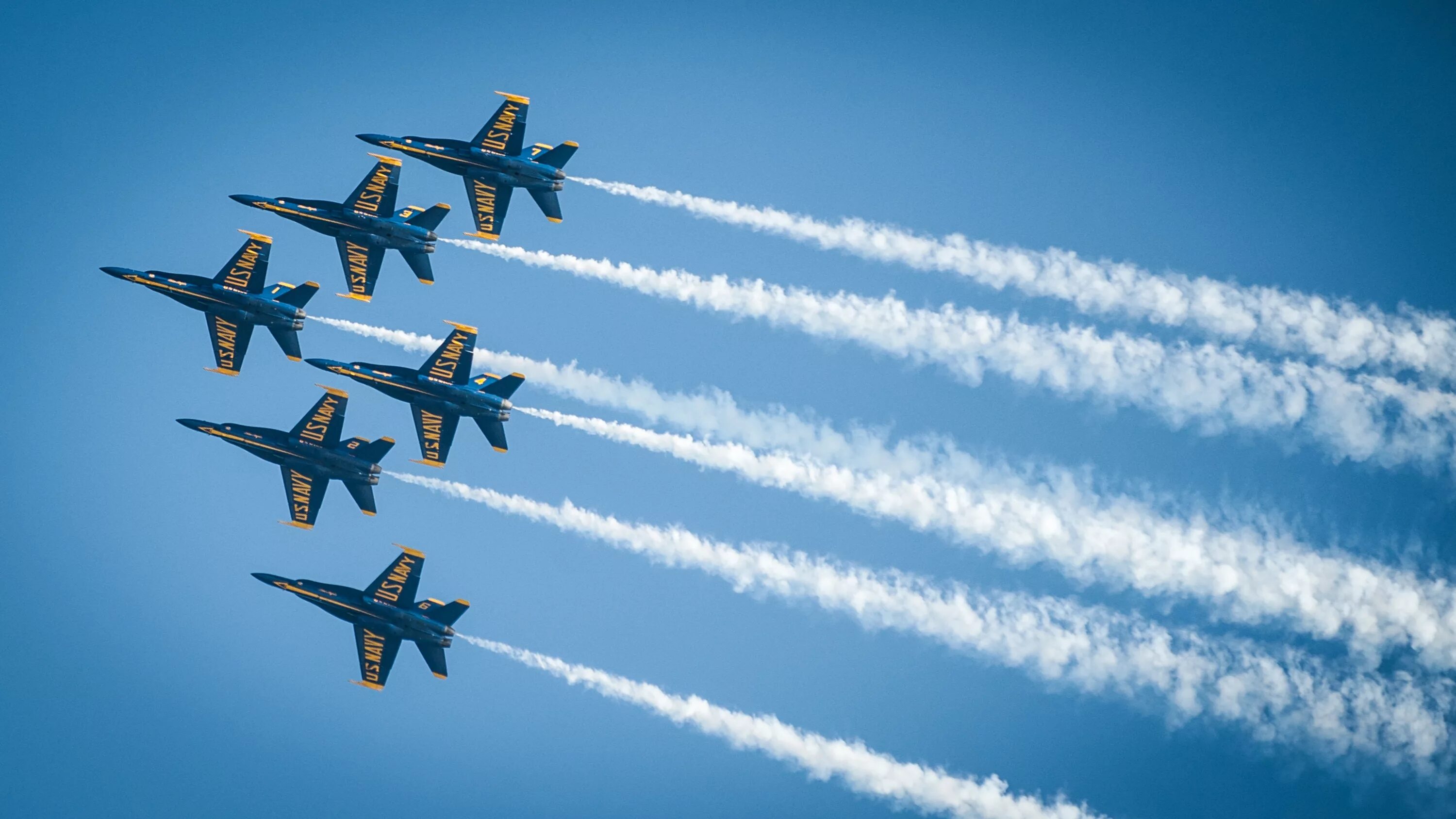 Истребитель в небе. Самолет военный. Истребители в голубом небе. Впенные самолёты в небе.