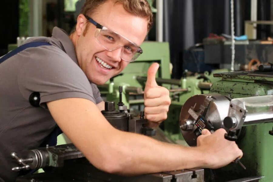 Фрезеровщик по металлу. Профессия инструментальщик. Токарь за станком. Токарь фрезеровщик. Пальцы токаря.