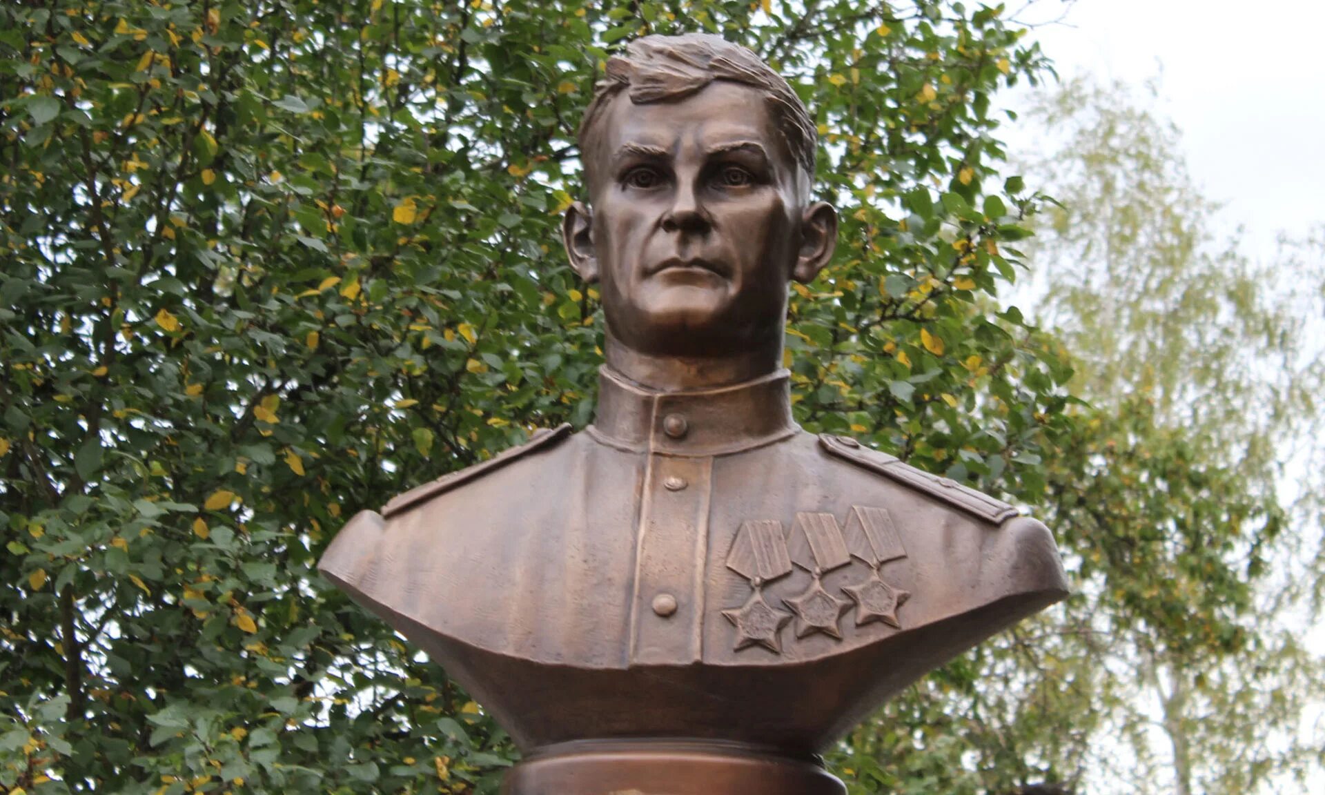 Девушка в майке. Открыть бюст. Бюст антона шахабалова. Карачев. Аллея героев карачев.