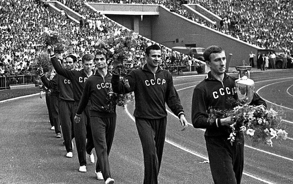 Первые советские спортсмены. Лев Яшин Чемпионат Европы 1960. Яшин чемпион Европы 1960. Лев Яшин сборная СССР.