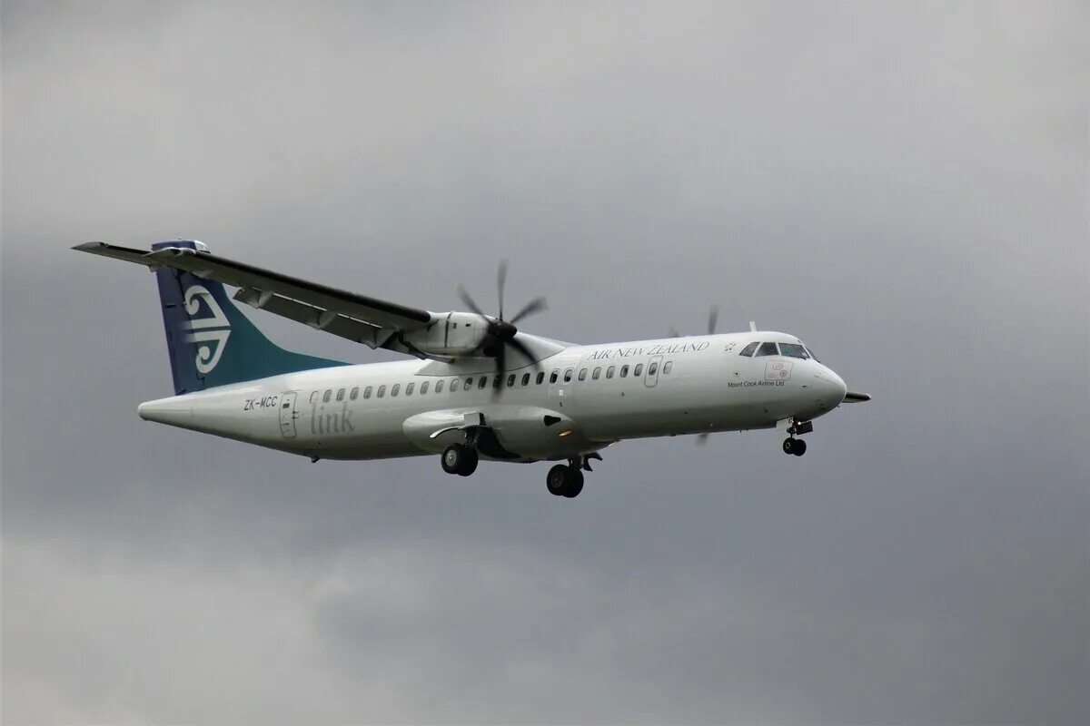 Atr 2025. Atr atr 72 самолет. атр 72 ютэйр. atr 72 посадка в самолет. atr 72 самолет фото.