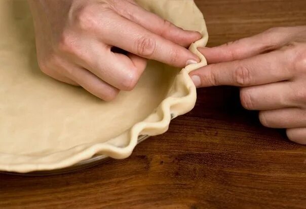 Перед тестом что можно. Украшение края пирога. Красиво украсить края пирога. Украшение закрытого пирога. Красивые края у пирога.