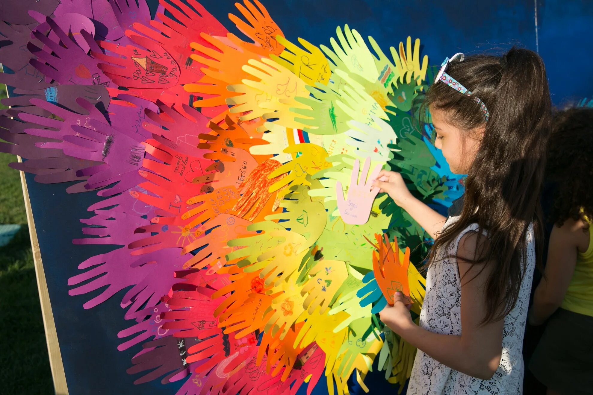 летние события. радостные дети на празднике. рисуем природу с детьми. счастливые дети творчество. креативные мероприятия для детей.