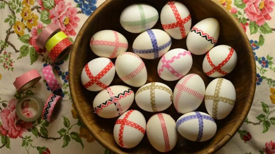 Разукрасить яйца фломастерами. Разукрашенные яйца на пасху. Как раскрасить яйцо. Как раскрасить яйцо. Яйца разрисованные маркером.