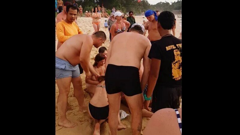 Русские туристы в Тайланде. Откачивают утонувшую девочку на пляже. Российские туристы на Пхукете. Утонула в таиланде