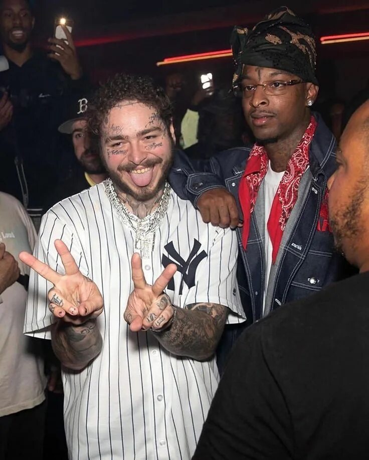 Post malone 21 savage. Распальцовка 21 Savage. 21 Savage VLONE. 21 Savage РАСПАЛЬЦОВКИ. 21 Savage с сыном.