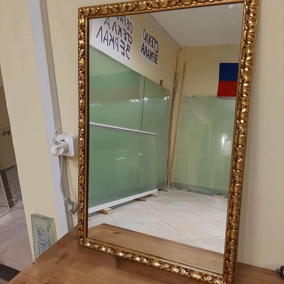 большие зеркала. фигурная резка зеркал. вырезка зеркала по размеру. монтаж зеркал. москва улица дмитрия ульянова 42 mideon зеркала.