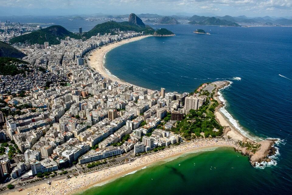Копакабана, Рио-де-Жанейро, Бразилия. Пляж Копакабана в Рио-де-Жанейро. Бразилия пляж Копакабана. Сан Паулу пляж Копакабана. Самые крупные города бразилии