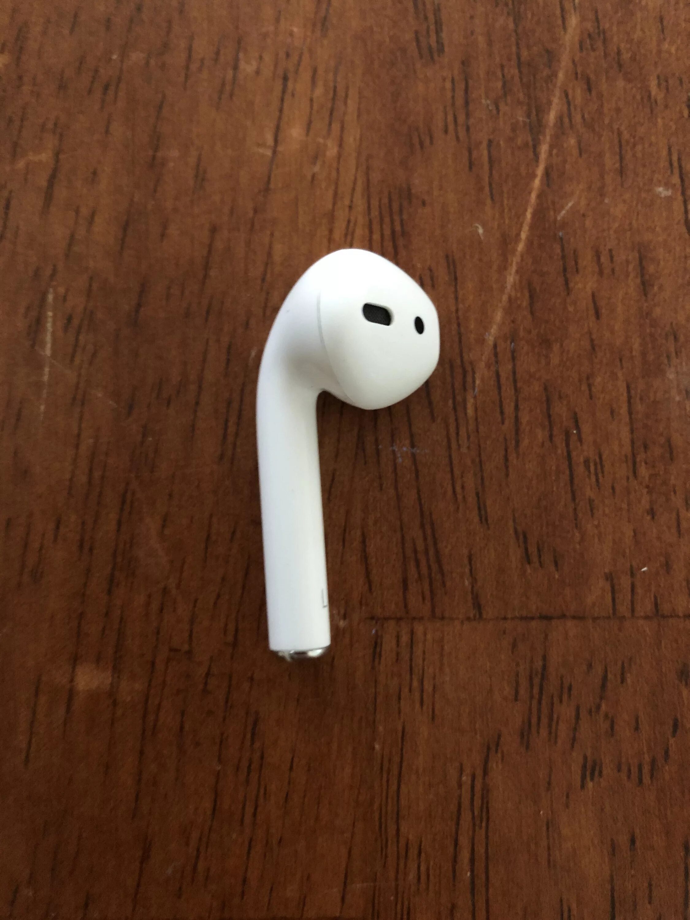 Почему играет один наушник airpods. Аирподс 1 наушник. AIRPODS 2 левый. Айрподс 2 один наушник. Наушник аирподс левый.