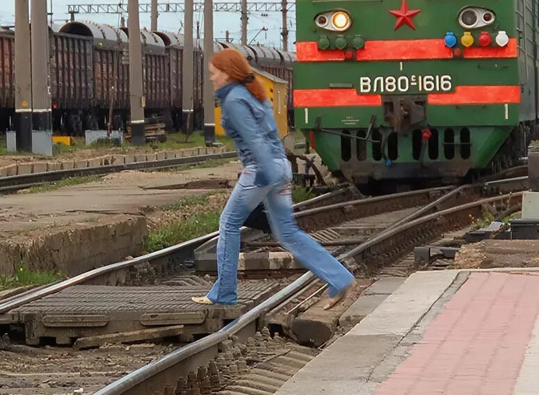 Не заметила поезд. Человек перебегает железную дорогу. Путь человека. Человек на рельсах перед поездом.