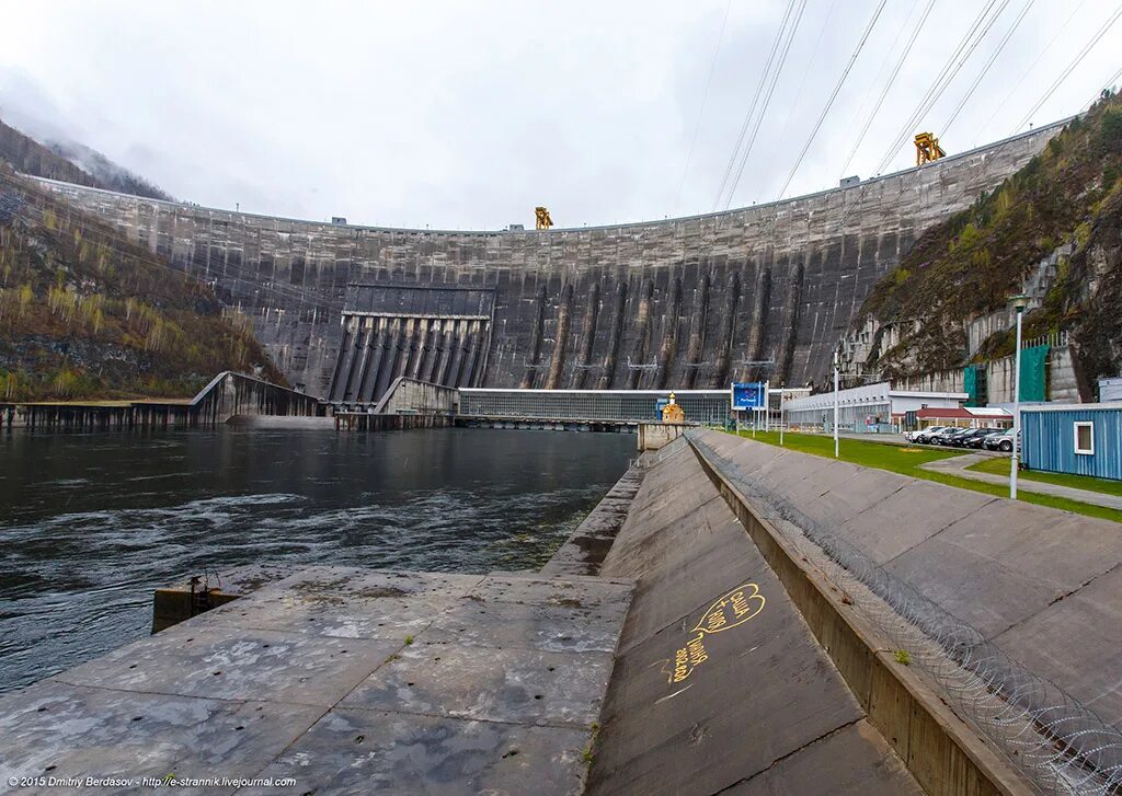 Плотина саяно шушенской гэс выше мгу. Плотина саяно шушенской гэс выше мгу. Торбинская плотина. Хакасия гэс шушенская гидроэлектростанция. Саяно-шушенская гэс водохранилище.