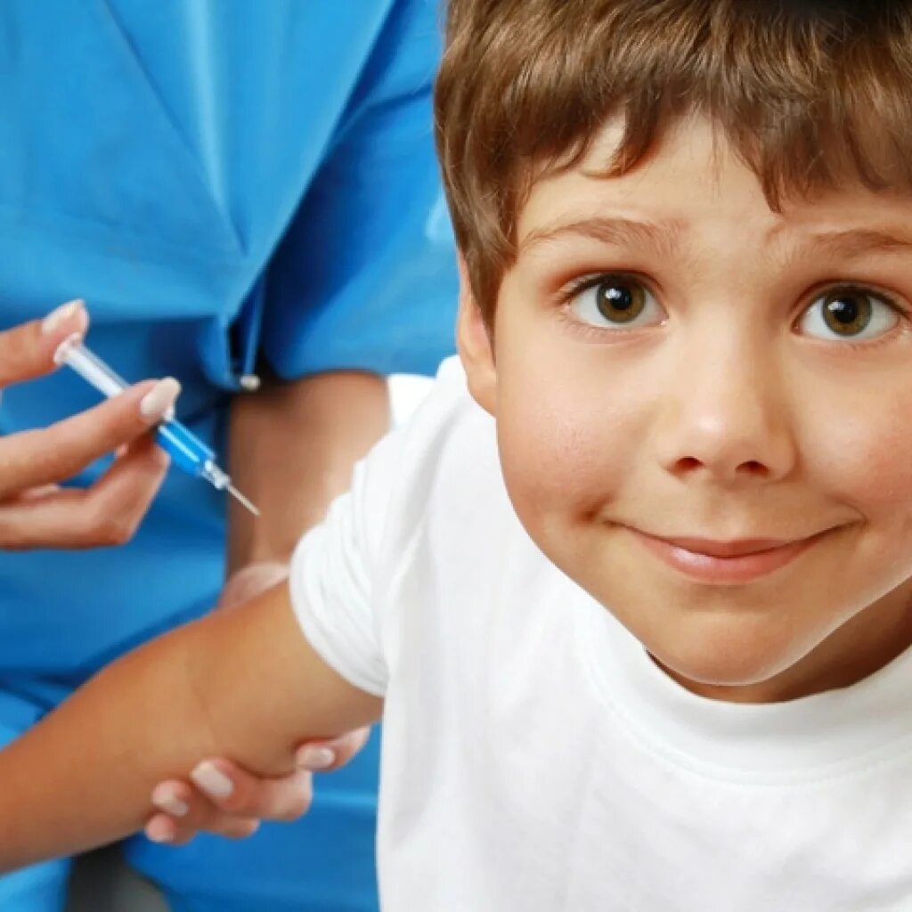 В садике делают прививку. Прививка детям. Прививка мальчику. Укол мальчику. Дети делают детей.