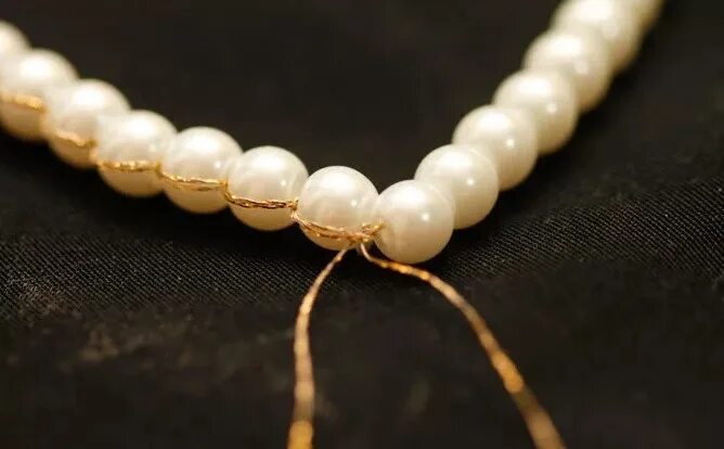 Жемчужное ожерелье петербурга. Жемчуг ожерелье несколько оттенков. Украшение шанель с жемчугом. Жемчужное ожерелье петербурга. Жемчужное ожерелье петербурга.