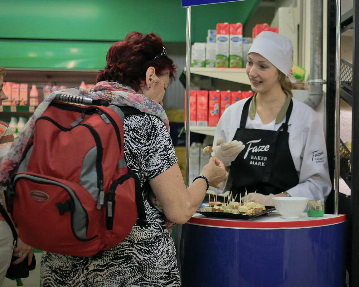 Кассирша ютуб. Кассир дегустация. Сотрудники супермаркета. Мираторг промо. Вкусвилл сотрудники.