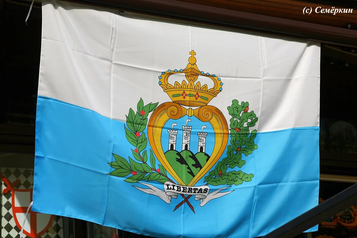 Флаг сан марино. Сан Марино флаг и герб. Первый флаг Сан-Марино. Герб Сан Марино.