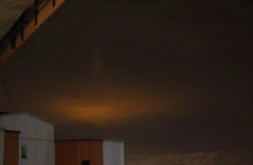 оранжевое свечение в небе. светящиеся точки в небе над крымом. небо над крымом. красное свечение в небе ночью. треугольное нло в ночном небе.