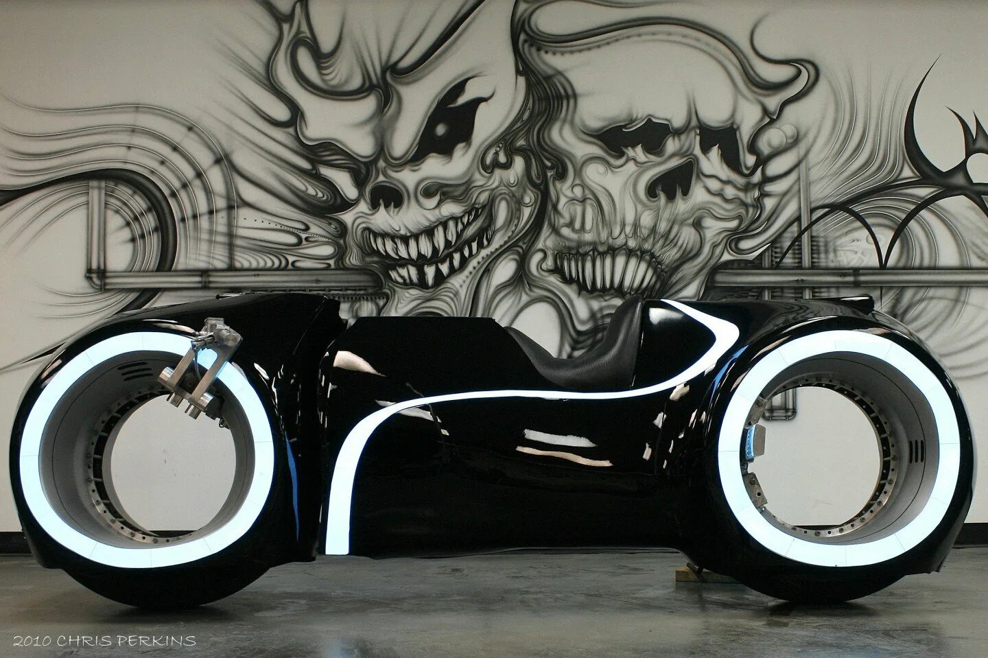 Трон жизнь. Мотоцикл tron light cycle 80. мотоцикл из трона в жизни.
