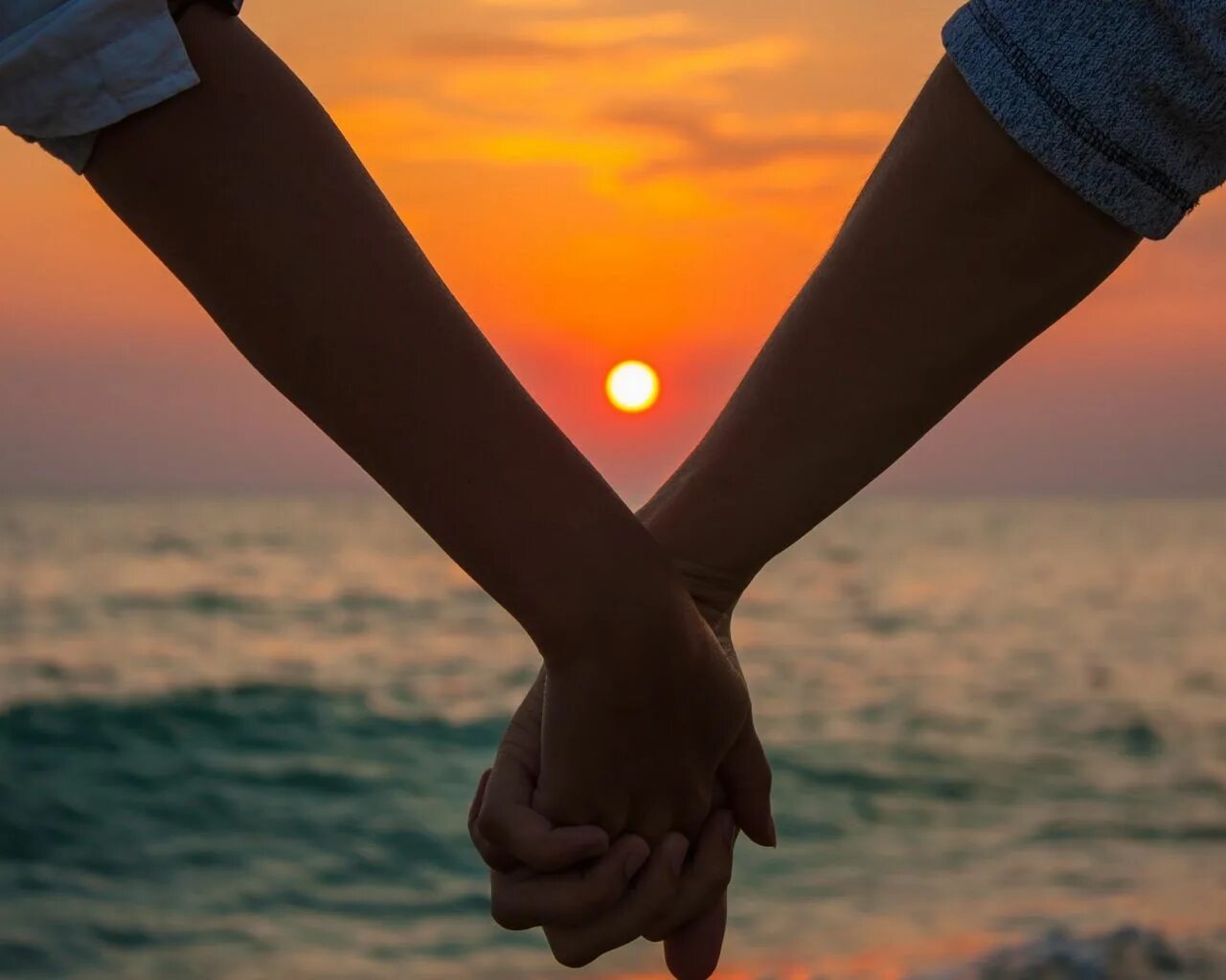 Художник erdinc altun. Навстречу судьбе. Мужчина и женщина на дороге. Счастливая жизнь. Девушка идет по тропе.