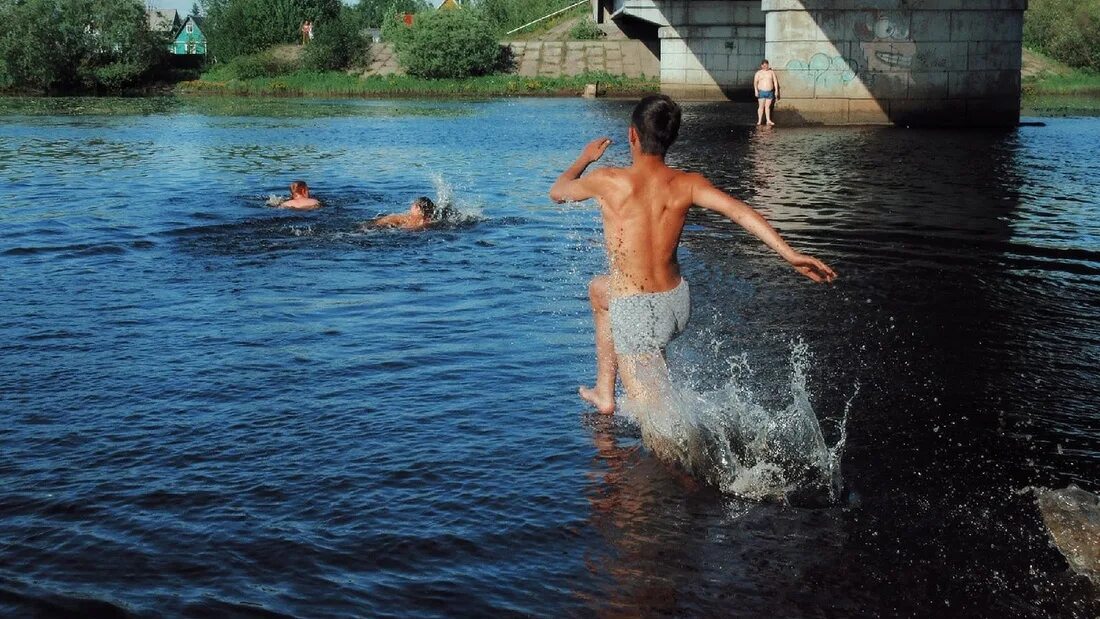 Новости дн. Купание в реке. Купание на речке. Девчонки купаются. Место для купания.