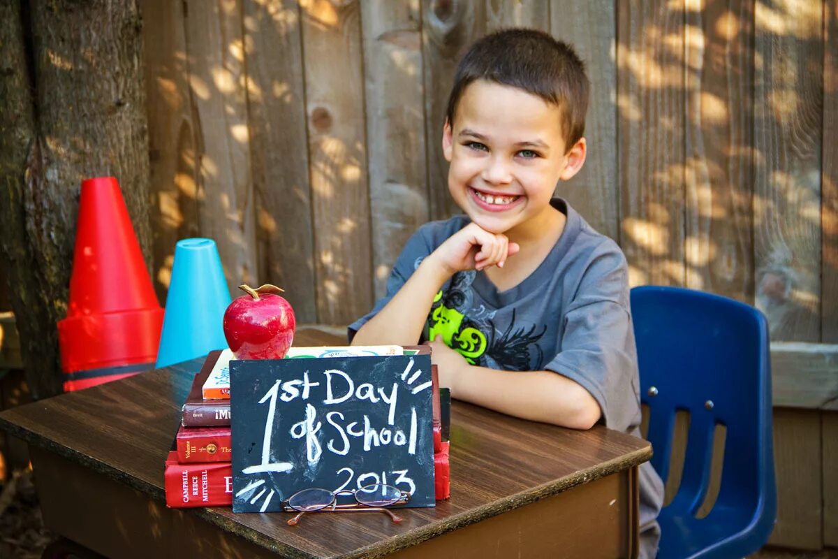 First day school. Фотосессия в стиле back to School. Back to School фото. Сезон back to School. Back to School промо.