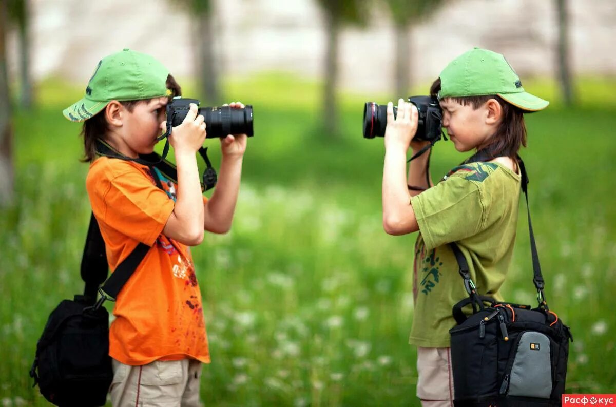 Фотокружок. Фотоаппарат для детей. Мальчик с фотоаппаратом. Ребенок фотограф. Ребенок фотографирует.