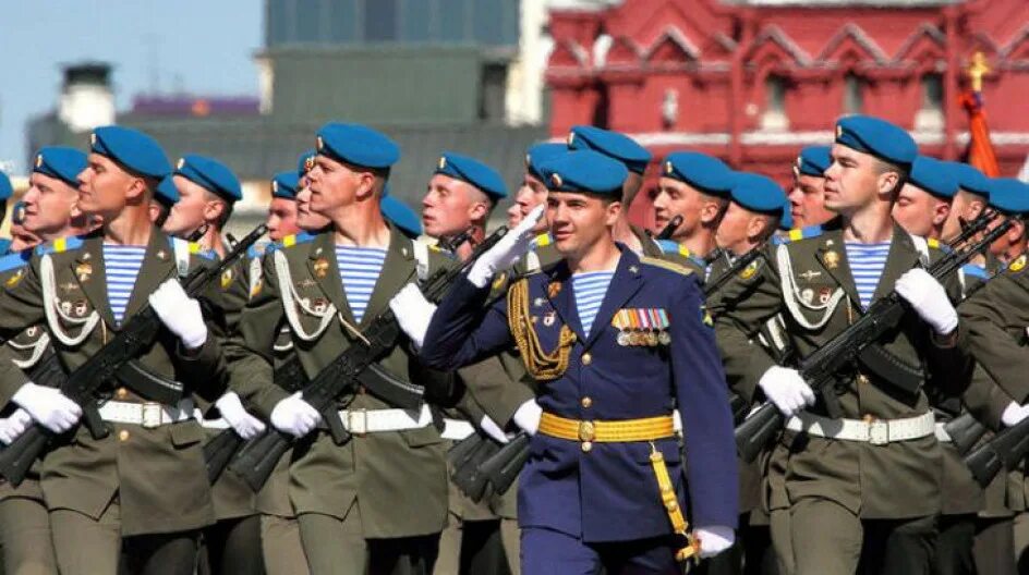 Десантники на параде. Десантники на параде Победы. ВДВ на параде. Парадная форма десантника.