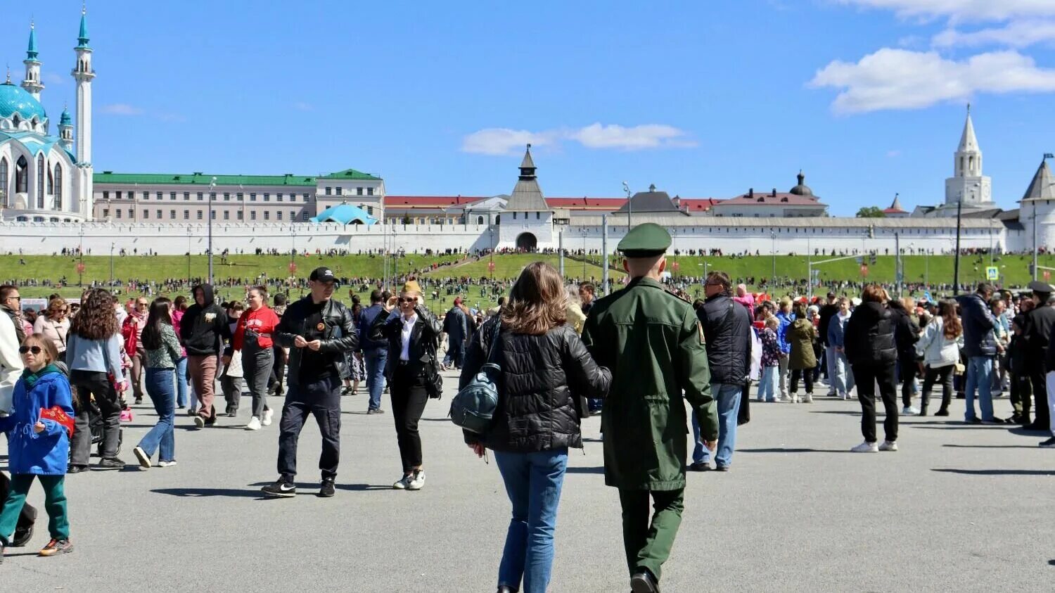 Свет над казанью. Небо над казанью. Город на луне фото. Ночной кремль казань. Небо казань.
