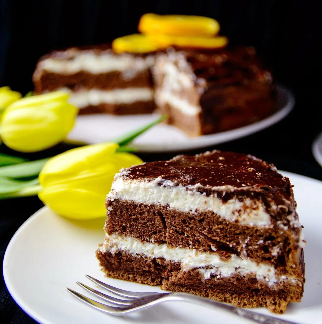 Торт с творожным кремом рецепт. Торт с творожным сыром. Торт с таороденным свром. Шоколадно творожный торт. Тортик шоколадный с творогом.