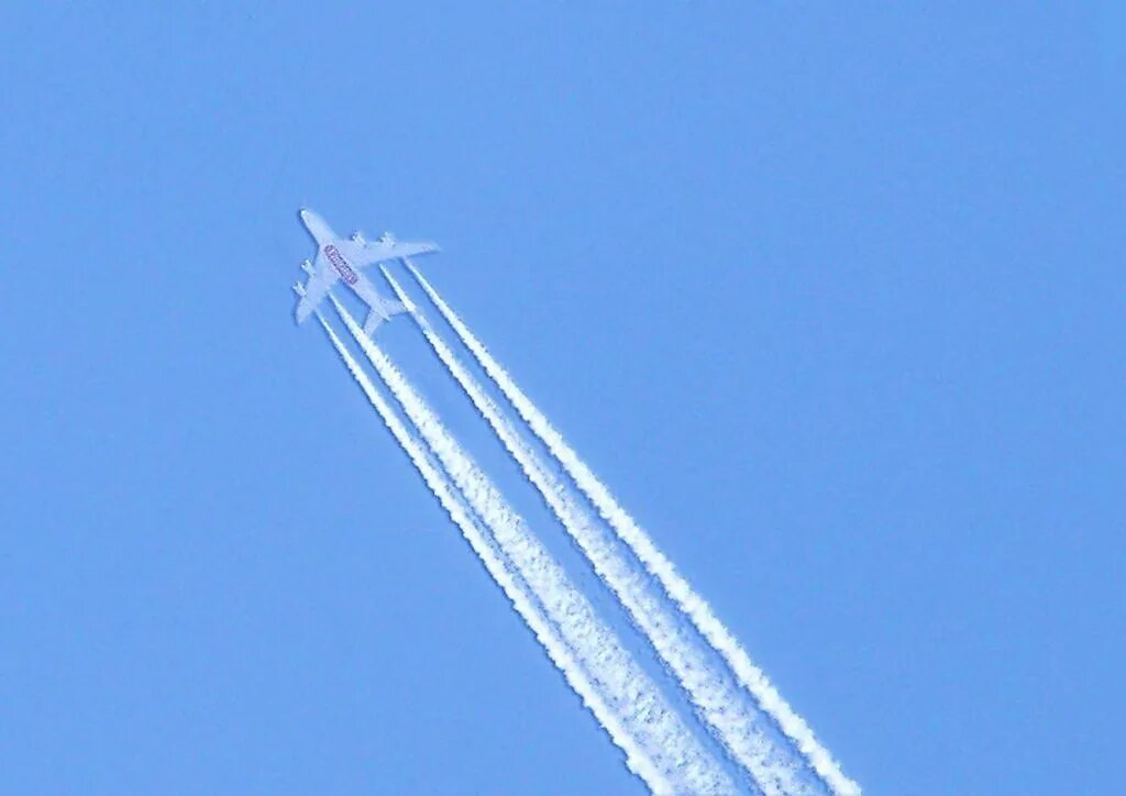 Почему след от самолета. Инверсионный след Airbus a340. Ту 160 инверсионный след. След самолета.