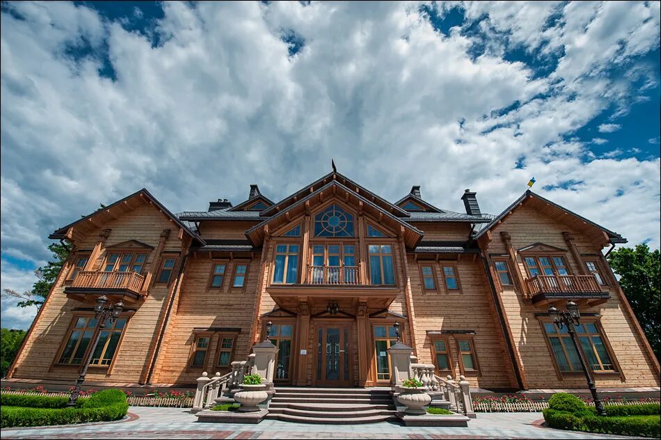 Резиденция кожевенная 22. Лаагри эстония. Резиденция межигорье. Кристалл светлогорск. Резиденция путина межигорье.