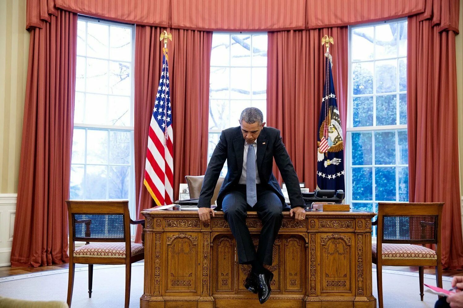 Белый дом обамы. Овальный кабинет президента сша. кабинет президента сша в белом доме. барак обама в овальном кабинете.