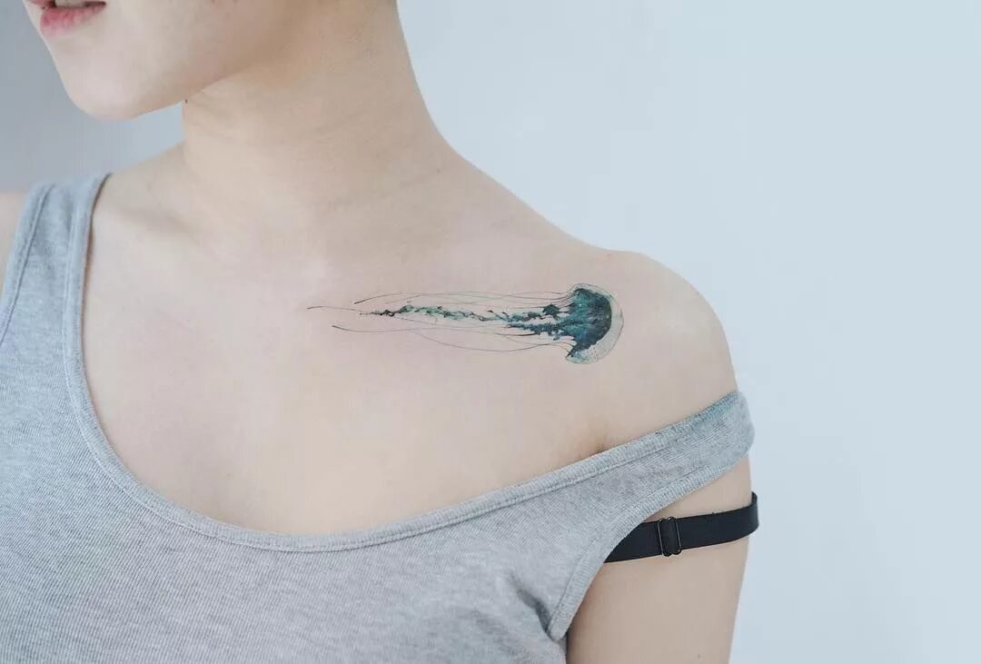 Татушки на ключице для девушек. Маленькая тату на ключице. Тату под ключицей для девушек. Маленькая тату на ключице для девушек. Татуировка на ключице для девушек.