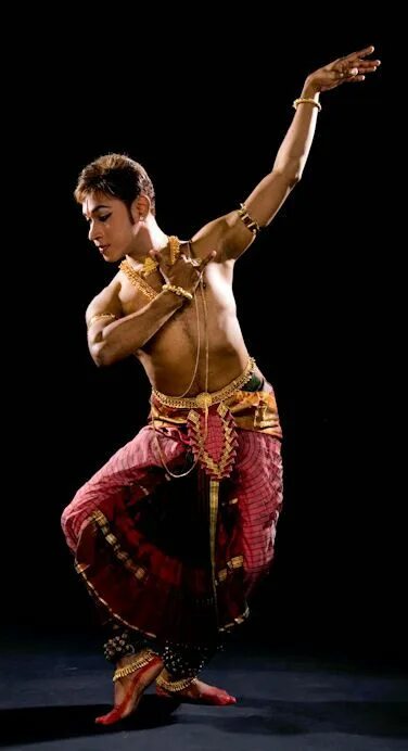 Танец живота мужчины. Индийские танцы мужчины. Восточные танцы мужчины. Индийский танцор. Мужской Восточный танец.