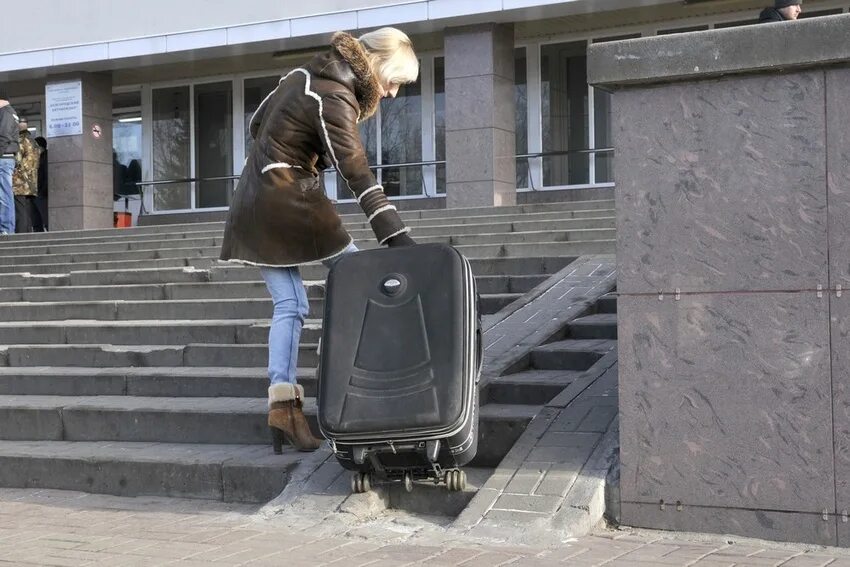 Чемодан вокзал. Люди на вокзале. Люди с сумками на вокзале. Люди с чемоданами на вокзале. Ли вокзале