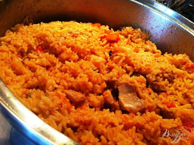 Плов из филе. Плов с куриным филе. плов с филе курицы. красный плов. красный плов с курицей.