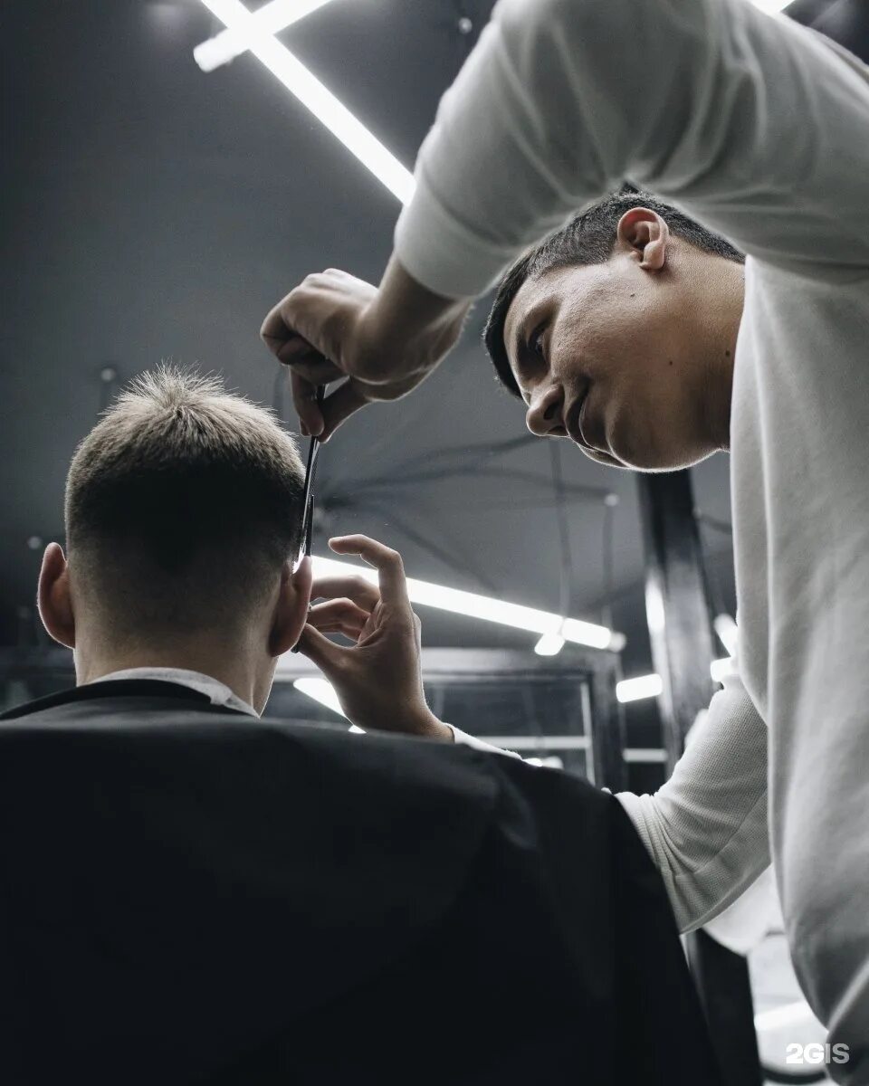 Trueman barbershop всеволожск. Мужская парикмахерская 1. Мужской парикмахер спб. Мужская стрижка в салоне. Цирюльник спб.