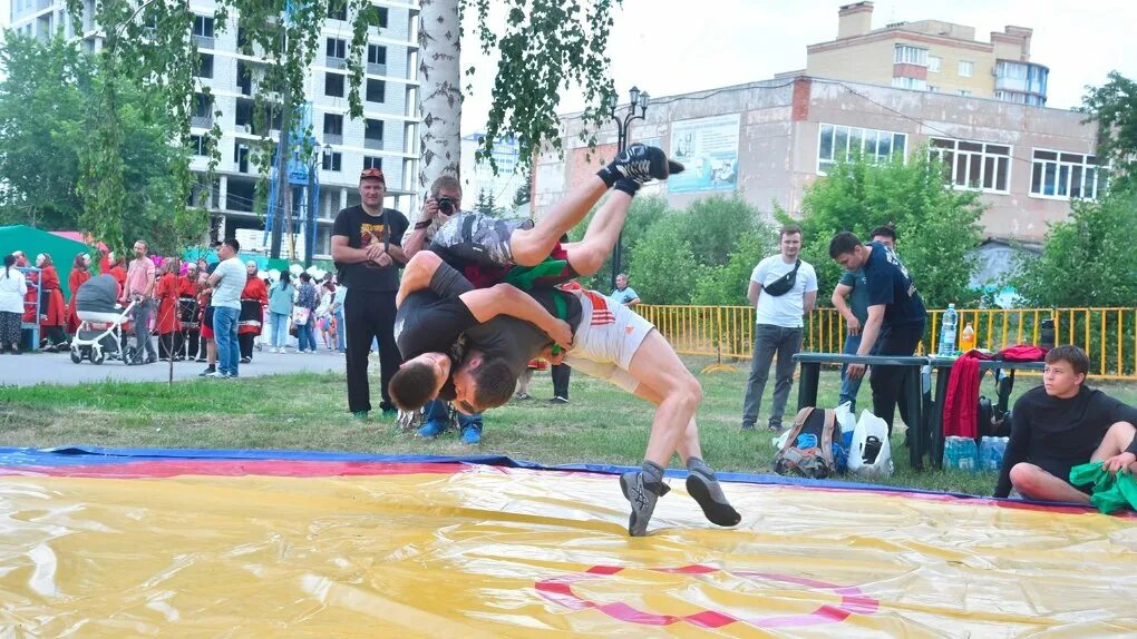 Сквер дружбы народов омск адрес. Сабантуй фото. Сабантуй Омск. Сабантуй татарский праздник. Борьба на поясах Сабантуй.