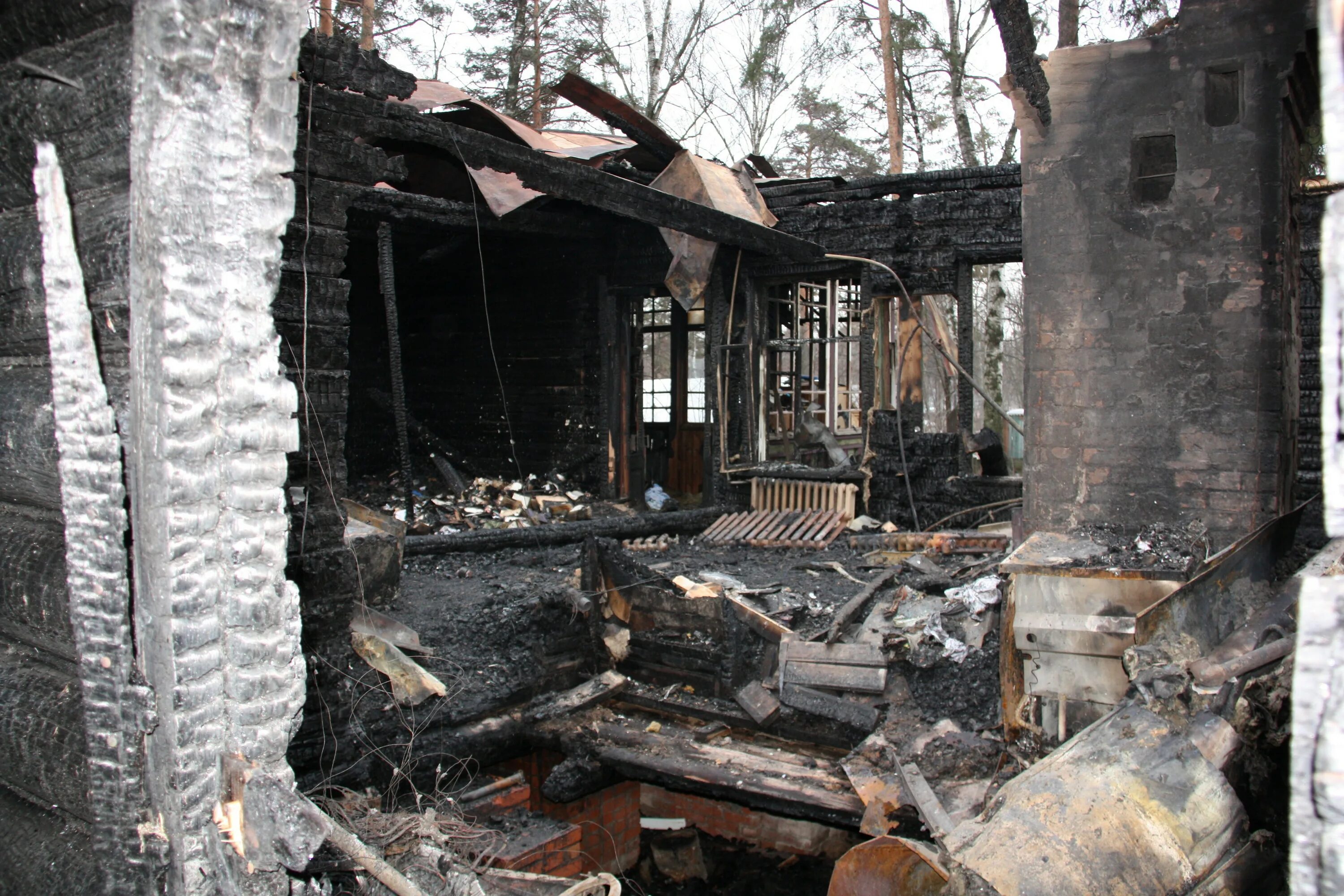 Сгосгоревший дом. Сгоревший домик. Кирпичный дом после пожара. Деревянный дом после пожара. Дом в собственности сгорел