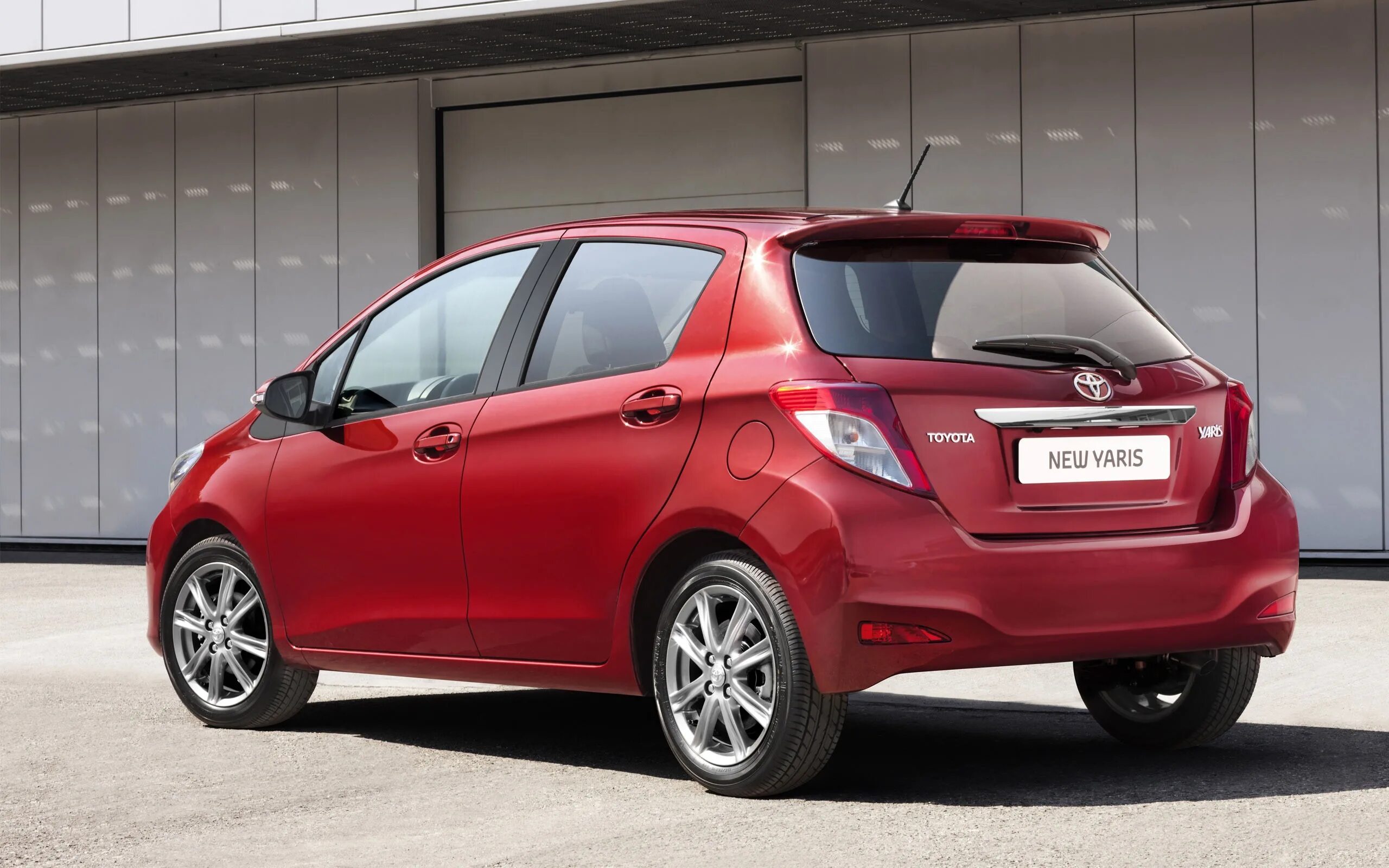 Тойота Ярис хэтчбек. Toyota Yaris 1. Toyota Yaris 2014. Toyota Yaris 2012.