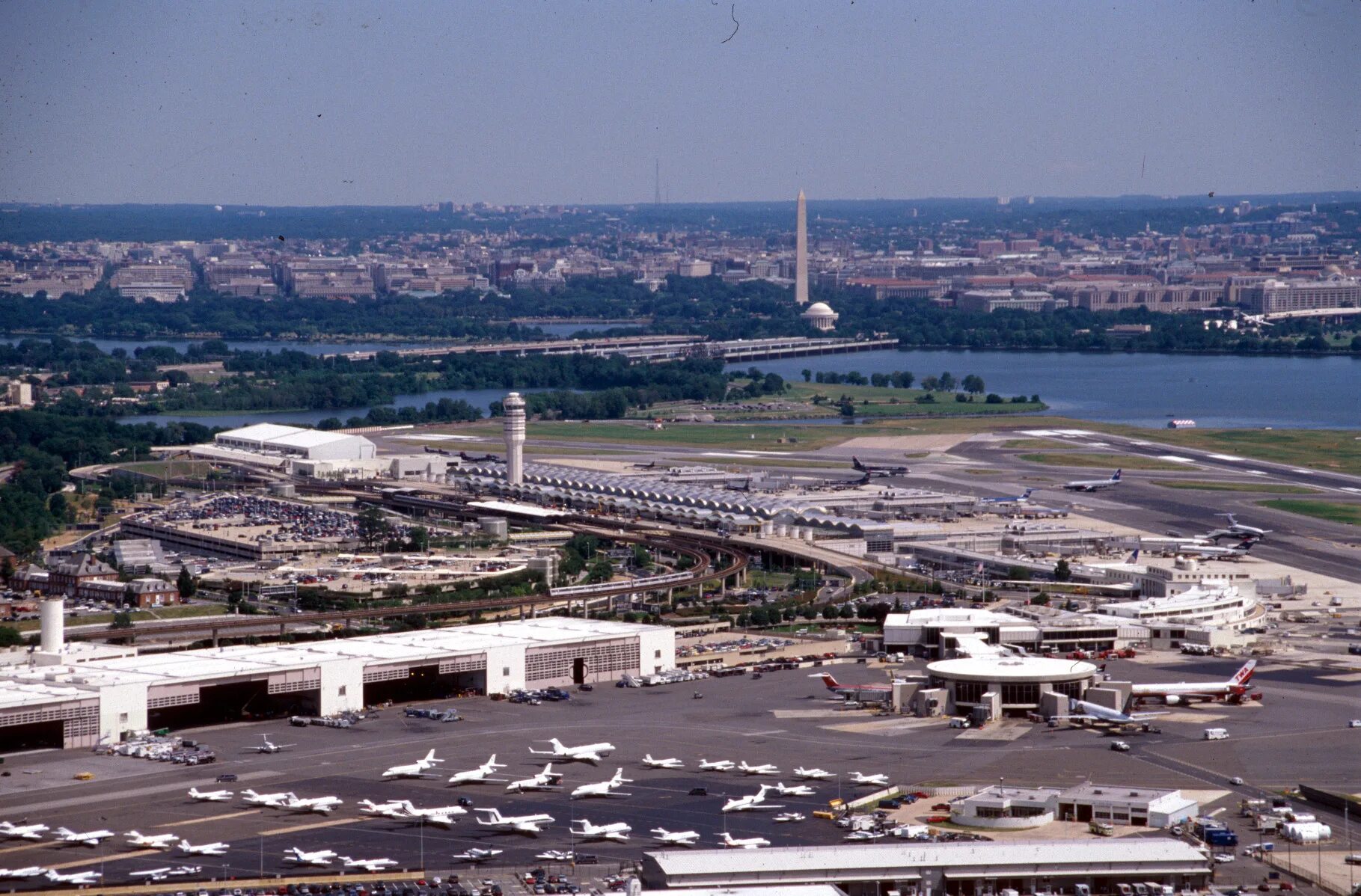 Национальный аэропорт самолеты. Международный аэропорт Вашингтон Даллес. Аэропорт имени Рональда Рейгана. Аэропорт Вашингтона Рейган. Аэропорт Рональд Рейган.